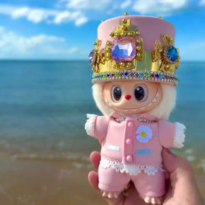 Gd สีชมพูชุดตุ๊กตาเสื้อผ้าสําหรับ Labubu 17 ซม.ผ้าทําด้วยมือเครื่องแต่งกาย Idol Star จี้ Plush Daisy ชุดมงกุฎสีชมพูตุ๊กตาเสื้อผ้า