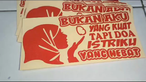 Cutting sticker kata-kata sebenarnya biaya hidup itu murah yang mahal adalah gengsi stiker kaca mobil canter stiker kaca stiker variasi