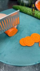 Dao lượn sóng cắt rau cho quả cho bé ăn dặm chất liệu Inox 304 không gỉ có móc treo