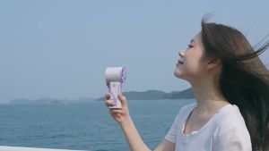 【ฤดูร้อนต้องมี】ใหม่รุนแรงเทอร์โบความเร็วสูงมือถือพัดลมชาร์จพาวเวอร์แบงค์จอแสดงผลดิจิตอลความเร็วสูงมือถือเครื่องทำความเย็นเกราะตัวนำยิ่งยวดน้ำแข็งประคบกลางแจ้งแบบพกพาชาร์จ usb stepless ควบคุมความเร็วลมแรง 100 เกียร์