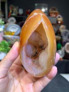agate egg natural color 100% mother natural#johorbahru #crystal #玛瑙闪晶爆花💯天然黄玛瑙蛋形钱袋子💰 美美透光  爆花白水晶晶体 (如定制实木底座另加RM35)  玛瑙高H: 10cm  宽W: 5cm x 4.5cm  洞深Hole: 1.5cm  净重weight: 237g  📍Johor Bahru 区可自行取货或邮寄服务