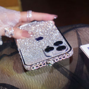 เคสโทรศัพท์มือถือโลหะป้องกันการตกหล่นแบบเต็มจอพร้อมขอบหัวใจเพชรสำหรับ iPhone 14 15 13 12 11 เคลือบสีขาว โลหะสีเงิน ดีไซน์หรูหรา