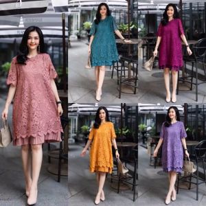 เดรสลูกไม้เนื้อหนาเกรดพรีเมี่ยม ลายดอกไม้ ลายชัดสวยมากค่ะ ผสมผสานด้วยผ้าชีฟองอัดพลีทแน่นๆ ดีเทลผ่าด้านหลังโชว์ให้เห็นความสวยของพลีท ประดับมุขลูกไม้รอบคอนะคะ ชุดนี้ใส่ไปงานสวยมากค่ะ ใส่สบายแล้วแถมยังดูดีมากด้วยค่ะ งานสวยเกรดขึ้นห้างนะคะ มี 5 สี ชมพู เ