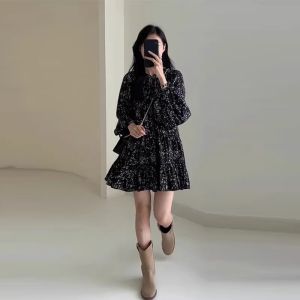 Karrar betsey | Đầm Dài Ngắn In Hoa Màu Đen