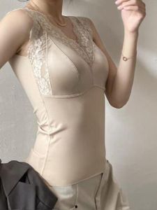 เสื้อกั๊กผ้าลูกไม้หรูหราแบบมีแผ่นรองหน้าอกสำหรับผู้หญิง เสื้อกั๊กแขนกุดคอวี ทรงเข้ารูป ไม่มีแบรนด์ ฤดูใบไม้ร่วง 2024