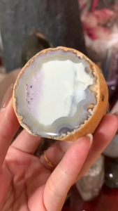 Agate stone polished with lavender amethyst 不同层次玛瑙结晶,边框是朵朵🌸花玛瑙环绕。