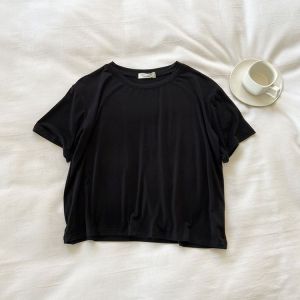 เสื้อยืดแขนสั้นคอตั้งทรงหลวมสไตล์เกาหลีสำหรับผู้หญิงในช่วงฤดูร้อน ผ้าโมดอลบาง นุ่ม สีสันสดใส เสื้อผ้าทำงาน