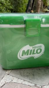 กระติกน้ำแข็ง ความจุ 4 ลิตร ฝาด้านบนมีที่ล็อก และวางแก้วน้ำได้ เก็บเย็นนานกว่า 5  ชม