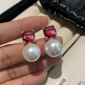 ต่างหูไข่มุกสีแดงหรูหราสำหรับผู้หญิง ต่างหูทรงกลมประดับเพชรเทียม ต่างหูแบบห้อย ต่างหูแบบห้อยฤดูใบไม้ร่วงและฤดูหนาว จี้หู เครื่องประดับแฟชั่น