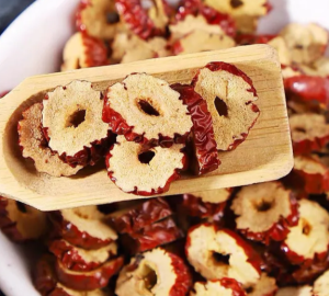Red dates and jujube slices are crispy crunchy and seedless. Soak in water 500g1000g .   红枣枣片
