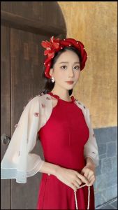 KHUÊ CÁC - Áo Dài Tết Cách Tân Thiết Kế Nữ Tơ Óng Phối Chéo Cổ Tròn Khoét Vai Tay Be Lửng Thêu Hoa Rơi Màu Đỏ & Quần Lụa Sang Trọng Thanh Lịch