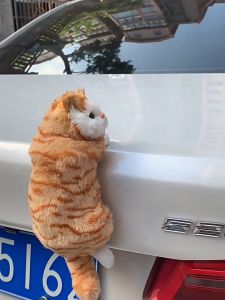 ตุ๊กตาแมวปลอมสุดน่ารัก สามารถวางตุ๊กตาแมวจำลองได้บนขอบโต๊ะหรือบนหน้าจอทีวี