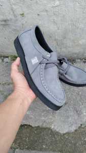 sepatu model clark merk terbuat dari kulit sapi suede Grey