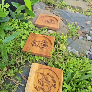 จานรองแก้ว ที่รองแก้ว  ที่วางแก้ว  ไม้สักแท้ แบบเหลี่ยม งานไม้สักแท้  เคลือบน้ำทันเกรดอาหาร เลเซอร์ลายสวยๆตามแบบร้าน