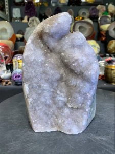 Cluster krystal stand home decoration raw mineral #sslive #jb #crystal #巴西天然水晶 brazil  3.35kg💯大颗原矿白水晶镇   晶体就是亮亮的 底部都是黄幽灵👍 背部还有爆花白水晶 绿绿色的都是绿幽灵结晶👍   Height高: 19cm  width宽: 12.5cm x 12cm   weight重: 3.35kg