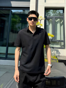 เสื้อโปโลแขนสั้นสีดำ ทรงหลวม สำหรับผู้ชาย ทรงปกติ ฤดูร้อน 2025 ทรงปกติ แขนสั้น ปกเสื้อ ทรงปกติ คอกลม ทรงปกติ