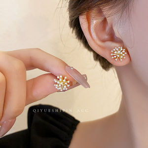 ต่างหูไข่มุกดอกไม้ระเบิดขนาดเล็กหรูหรา เครื่องประดับแฟชั่นสำหรับผู้หญิง ดีไซน์หรูหรา ดีไซน์เฉพาะตัว ต่างหูแบบหรูหรา