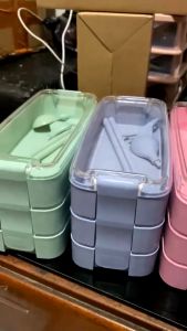 Kotak Makan Jerami Warna 3 Tingkat 900 ML BPA Free Lunch Box Jerami Include Sendok Sumpit Garpu dan Box
