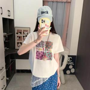 T-Shirt Wanita Lengan Pendek Putih Motif Leopard & Huruf Korea Katun Bernapas Premium 2025 Desain Oversize Ukuran Besar Nyaman Baju Kasual Trendy Gaya Minimalis Elegan Untuk Hangout & Kerja Manis dan Keren Modis Serbaguna Kerah Bulat Tops