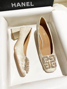 รองเท้าส้นสูงผ้าซาตินสไตล์จีนใหม่สำหรับผู้หญิง หัวเข็มขัดแบบลำลอง ทรงหัวเหลี่ยม พื้นยางกันลื่น รองเท้าหนังนิ่ม