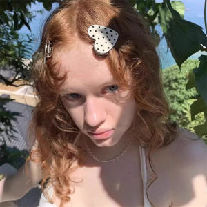 กิ๊บติดผมรูปหัวใจสไตล์เกาหลีน่ารักและตลก กิ๊บติดผมรูปหัวใจลายจุดสำหรับผ้าคลุมศีรษะที่หลากหลาย กิ๊บติดผมรูปปากเป็ด