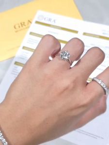 คุณสมบัติของแหวนเพชรเม็ดชูสูตร Moissanite 3 ครั้ง พร้อมใบรับรอง GRA ตัวเรือนเงินแท้ 92.5% ชุบทองคำขาว