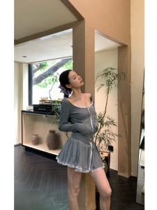 ชุดสองชิ้นเข้ารูปสั้นสไตล์หวานและเผ็ดร้อนสำหรับผู้หญิงในฤดูใบไม้ร่วง ชุดเสื้อแขนสั้นและกระโปรงสั้นสีบล็อกสีตัดกัน