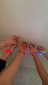 กำไลเรืองแสงนีออน EDM มีไฟ LED กำไลข้อมือไฟกระพริบสลับสีสำหรับงานปาร์ตีหรือคอนเสิร์ต