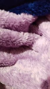 ผ้าห่มทำจากผ้าขนตุุ๊กตา มีลักษณะฟู นุ่มเหมาะสำหรับเด็กเล็ก ขนาด กว้าง 60 เซนติเมตร ยาว70 เซนติเมตร สีพื้น เก็บปลายทางได้