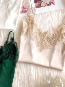 เสื้อกล้ามสายเดี่ยวผ้าซาตินผ้าไหมแท้เสื้อสูทผู้หญิงเสื้อตัวในลูกไม้คอวีเซ็กซี่เสื้ออะซิเตทสไตล์ฝรั่งเศสใส่ด้านนอกได้