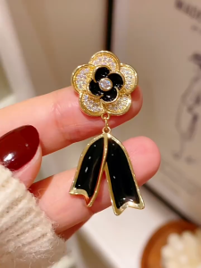 เข็มกลัดดอกคามีเลีย เข็มกลัดไว้อาลัย Camellia Blossom สำหรับกลัดเสื้อไว้อาลัย สวยหรูสไตล์เกาหลี สินค้าในไทยพร้อมส่ง!!