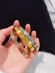 กำไลข้อมือสแตนเลสสตีลแฟชั่นสำหรับเป็นของขวัญไทเทเนียมสีทองของ