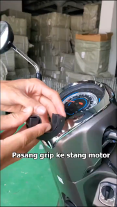 Holder Hp Motor Phone Holder Hp Spion / Rak Navigasi/pengendara/sepeda motor/helm kecil bingkai navigasi ponsel/bingkai ponsel sepeda/Kunci Otomatis Dudukan Ponsel Topi Helm Motif Lucu Dudukan Handphone Spion Motor Besi Phone Holder Anti Silau