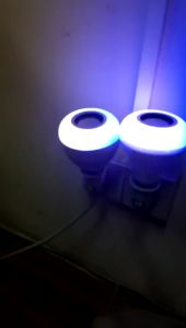Đèn led 12 màu kèm loa bluetooth âm bass siêu trầm cảm ứng nhạc bóng đèn led 7 màu kèm loa bluetooth remote đèn trang trí đèn mini
