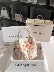 กระเป๋าสะพายข้างทรงถัง CUEBYKITTIE สำหรับผู้หญิง ความจุขนาดใหญ่ สีชมพูน้ำแข็ง กระเป๋าสะพายข้างแบบสะพายข้างสำหรับฤดูใบไม้ผลิ 2024