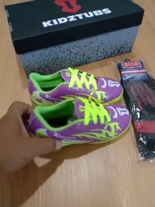 KIDZTUBS Sepatu Futsal Anak Paket Komplit Sepatu Futsal Tas Skin Deker Kaos Kaki Usia 6-10 Tahun Size 28 29 30 31 32 33 34 35 36 37 KDZ2020122424