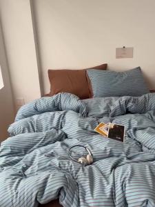 Blue‑Brown Stripe Printed Bedding Set 4‑Piece1 Duvet Cover1 Flat Sheet2 PillowcasesSoft Skin‑Friendly Breathable Bedroom Dorm