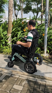 Xe lăn điện Lucass XE-612L thông minh gấp gọn - Phiên bản Pinlithium nhẹ nhất 2025