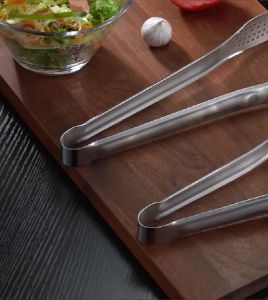 ที่คีบหมู แบบไม่รอยค่า พร้อม ที่คีบสปา ที่คีบสเต็ก ที่คีบอาหาร ที่คีบบาร์บีคิว ที่คีบปากแบน ที่ตีไข่ ที่จิ้มเนื้อ และอาหารต่างๆ