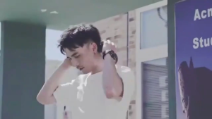 Kipas Gantung Leher Mudah Alih 5 Kelajuan Paparan Digital 4 Warna Pengecasan USB Senyap Tanpa Daun Kipas Penyejuk Peribadi Luaran