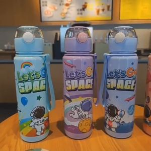 COD ขวดน้ําพลาสติก ลายการ์ตูนนักบินอวกาศ แบบพกพา ขวดน้ำพลาสติกลายน่ารัก พร้อมหลอด ความจุขนาดใหญ่700ml กันรั่ว สำหรับกิจกรรมกลางแจ้ง