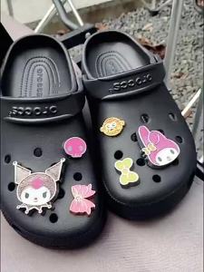 Jibbitz  charm หัวเข็มขัดรองเท้า โลหะ น่ารัก การ์ตูน Melody Kuromi โลหะผสม แฟชั่น รู อุปกรณ์เสริมรองเท้า จิ๊บบิท ตัวติดรองเท้า