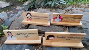 ป้ายตั้งโต๊ะ พร้อมฐาน (แยกออกจากกันได้) ป้ายชื่อตั้งโต๊ะ ทำจากไม้ยางพารา เกรด A เปลี่ยนข้อความ โลโก้ได้ตามใจลูกค้า (แจ้งทางแชท)