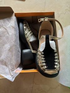 รองเท้าแตะส้นผู้หญิงข้อต่ำนิ้วเท้าทรงกลมสานคุณสมบัติของกันลื่น