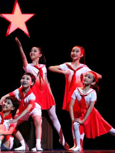 Twelfth Sparkling Red Star เครื่องแต่งกายเด็ก Chorus ชุดเต้นรํานักเรียนชั้นประถมศึกษาและมัธยมศึกษาแห่งชาติเครื่องแต่งกายสวมใส่