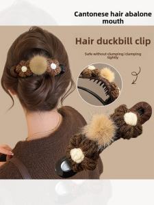 กิ๊บติดผมรูปฉลามพร้อมขนดอกไม้สำหรับผู้หญิง 2025 รุ่นใหม่ ไฮเอนด์ คลิปปากเป็ด คลิปผม ตกแต่งผม ฤดูหนาว