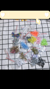 (90-100 cái ngẫu nhiên) Hạt tròn dẹt khắc chữ cái và số size 7x4mm nhiều màu sắc nguyên liệu làm vòng tay tình bạn...DIY