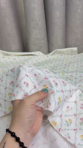 VẢI LINEN BỘT PHA TƯNG HOẠ TIẾT HOA NHÍ NỀN TRẮNG KEM - KHỔ 1M4 - VẢI NHÀ PHẠM