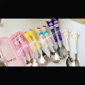 SANRIO 2ชิ้น/เซ็ต ซานริโอ เด็กบนโต๊ะอาหารชุดช้อนส้อมชุดสแตนเลสนักเรียนกินบนโต๊ะอาหาร ซินนามอนโรล ของฉัน ทํานอง