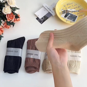 CEEKEY ถุงเท้าขนสัตว์ผู้หญิงฤดูใบไม้ร่วงและฤดูหนาวหนาขึ้นถุงเท้าขนาดกลางที่อบอุ่นถุงน่องสีกาแฟนมญี่ปุ่นกับรองเท้าแตะขนสัตว์